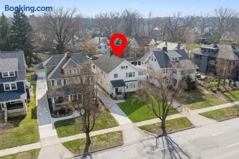 Modern Lake Erie Retreat | Off Street Parking