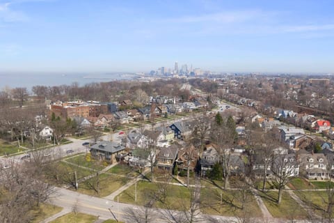 Modern Lake Erie Retreat | Off Street Parking