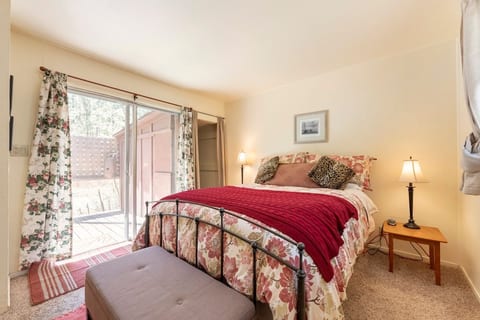 Markleeville Lilac Cottage, Cozy Creekside Cabin