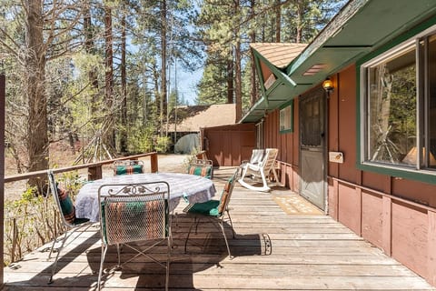 Markleeville Lilac Cottage, Cozy Creekside Cabin