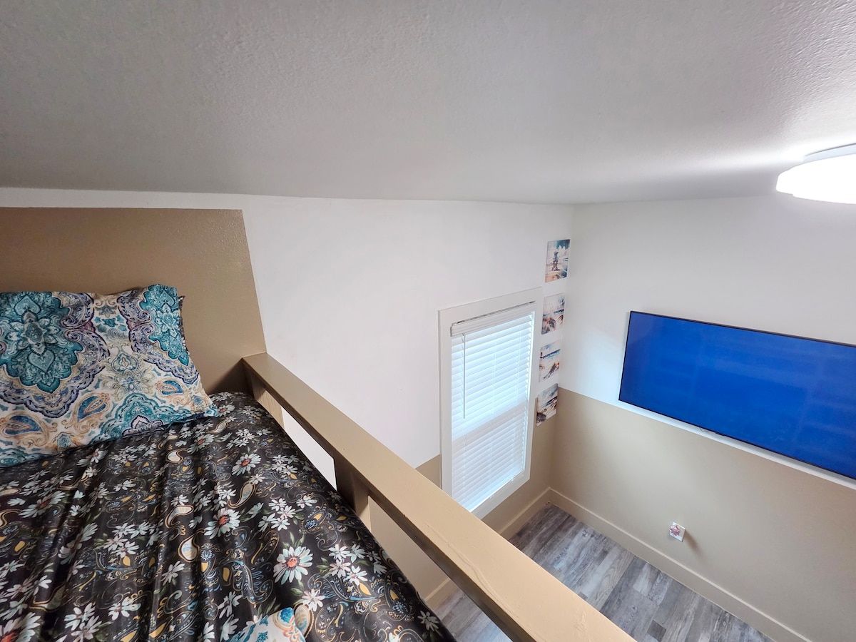 Bunk Room w/6 twin size mattresses built into the wall for safety, 70" Samsung Smart TV