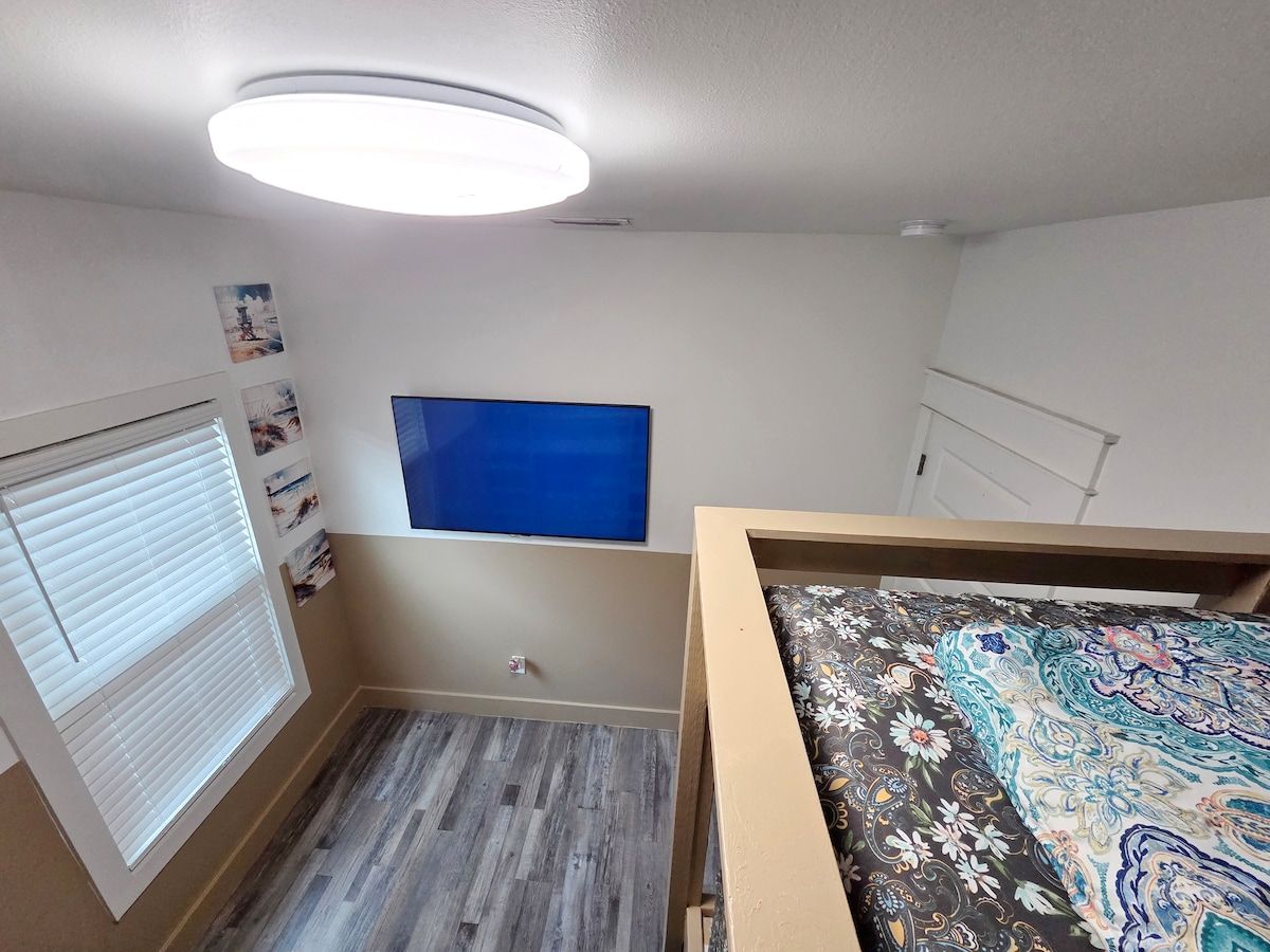 Bunk Room w/6 twin size mattresses built into the wall for safety, 70" Samsung Smart TV