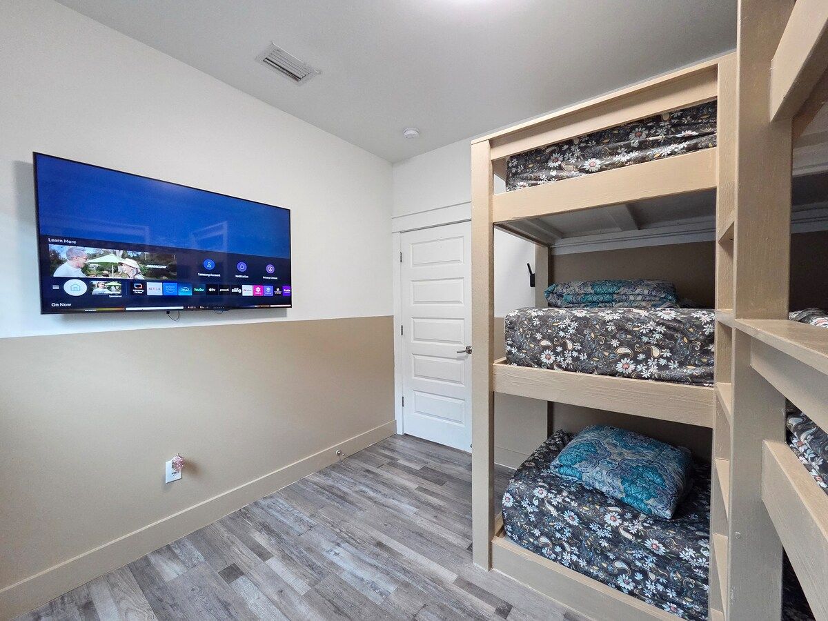 Bunk Room w/6 twin size mattresses built into the wall for safety, 70" Samsung Smart TV
