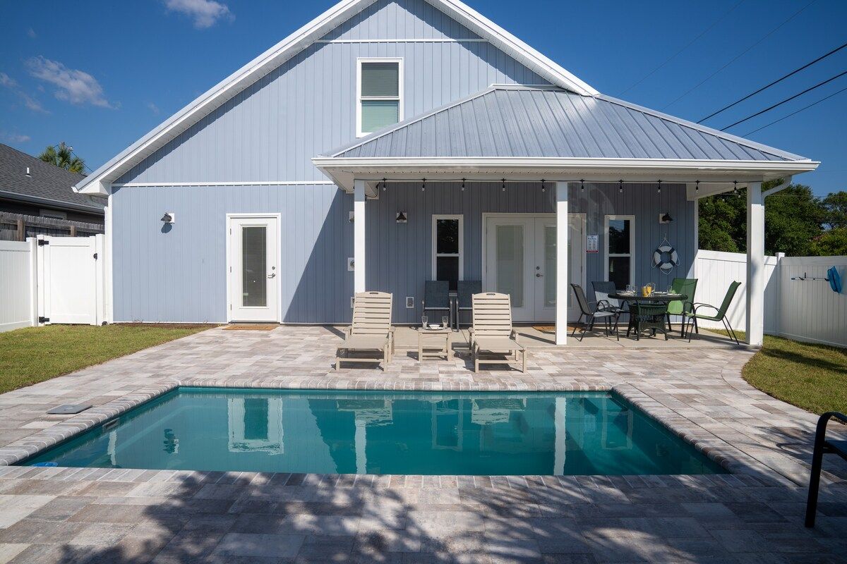 Private fenced in back yard with POOL. Outside Hot/Cold Shower to rinse off sandy feet before swims in the pool. String lights and plenty of seating for your group.
