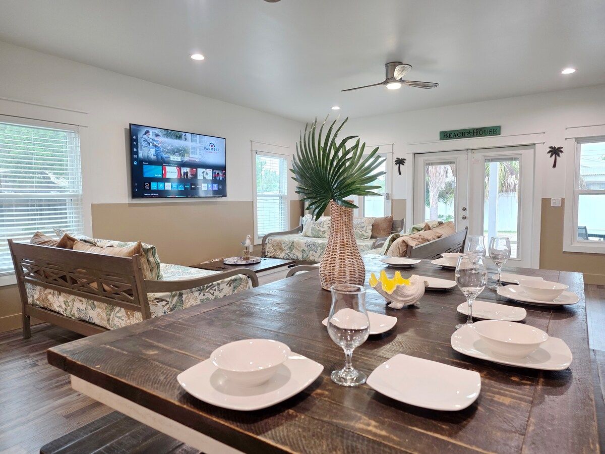 Living Room has 2 gaming systems w/ 3 twin size Day Beds, coffee table, with 70" Samsung Smart TV, and large dining table. Coastal Elegance Villa & Pool / Sleeps 18