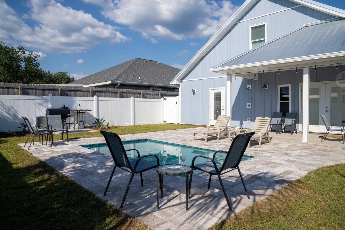 Private fenced in back yard with POOL. Outside Hot/Cold Shower to rinse off sandy feet before swims in the pool. String lights and plenty of seating for your group.