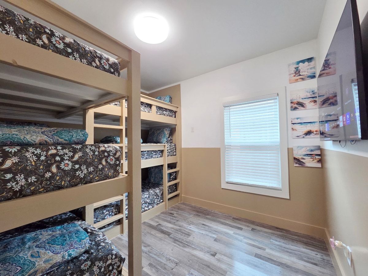 Bunk Room w/6 twin size mattresses built into the wall for safety, 70" Samsung Smart TV