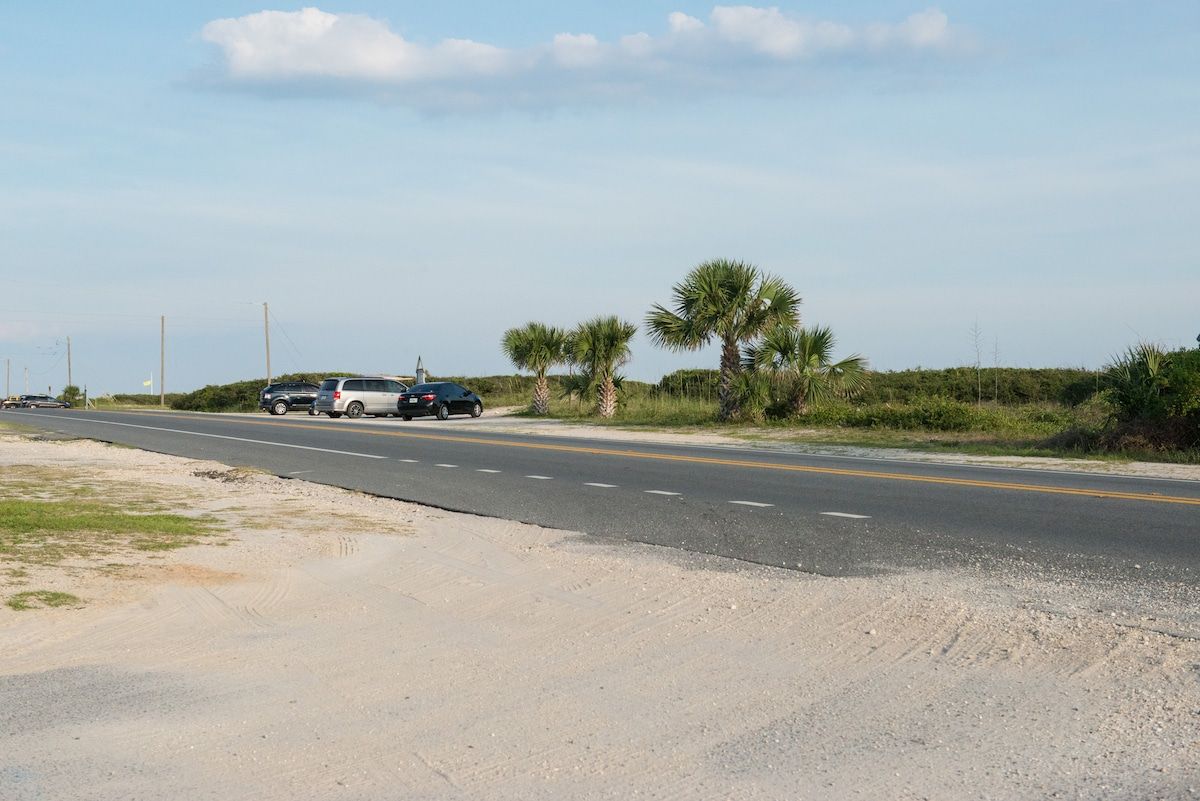 3 minute walk to beach at end of road w/ free parking