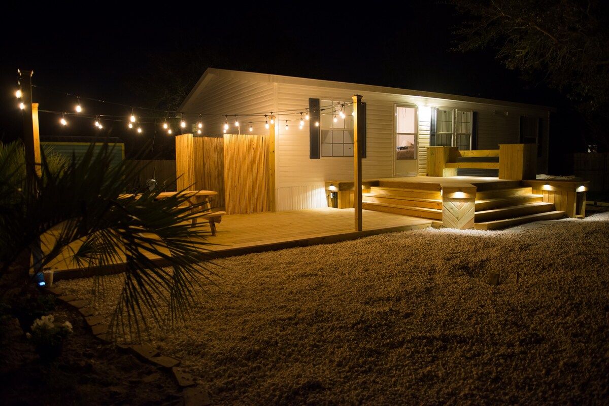 Huge Outdoor Deck with String Lights and accent lights, picnic table, outdoor shower, charcoal grill (charcoal not provided) & palm trees Coastal Serenity Retreat - Perfect for Families!