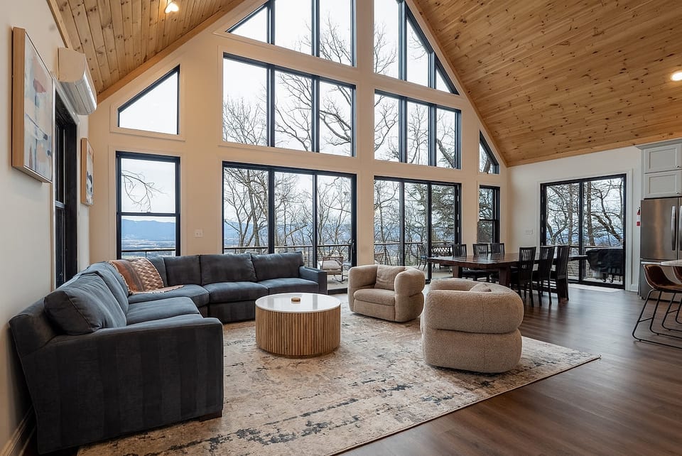 Cliff's View Mountain Retreat image 1