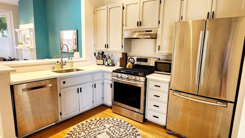 Sunny Victorian with Stunning Bay and City Views image 4