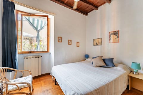 Trastevere cozy room in charming historic alley image 2