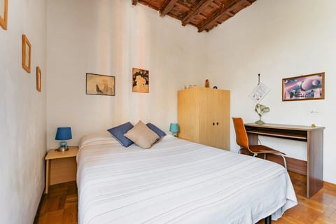 Trastevere cozy room in charming historic alley image 3