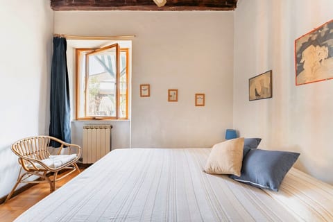 Trastevere cozy room in charming historic alley image 4