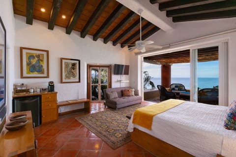 Master bedroom has a King Bed, Sleeper couch, Coffee bar, and Mini-Refrigerator
El dormitorio principal cuenta con un sofá cama, una barra de café y un minirefrigerador.