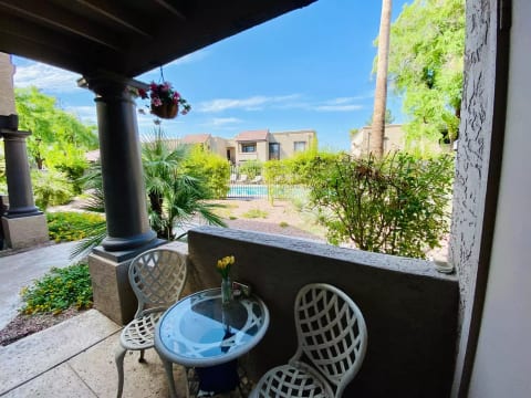 Zen Walk-Out Condo Pools Palms Gardens Golf Gym