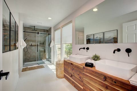 Bathroom 2: en-suite master bathroom