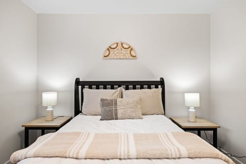 Bedroom 2: Queen Bed