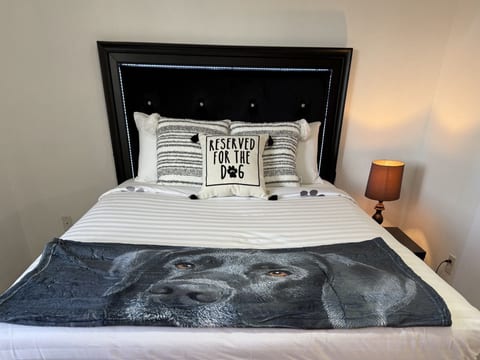 bedroom, queen bed