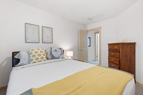 upstairs bedroom, queen bed