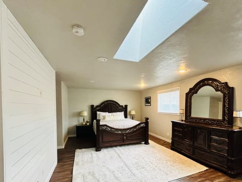 Master bedroom, king bed