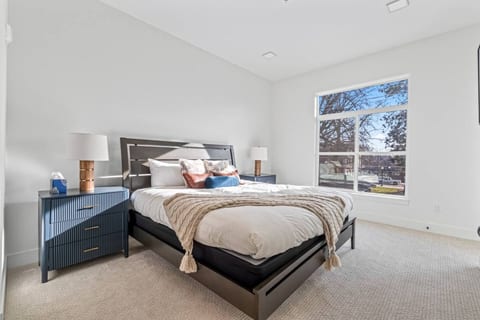 Master becroom wtih King bed