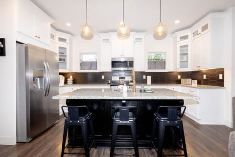 Gather around the massive granite island—the perfect spot for group meal prep! 🍳✨