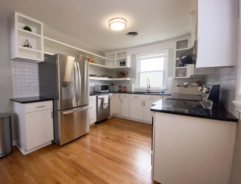 The Playhouse: 4BR Nashville Home with Spa, Basketball & Games