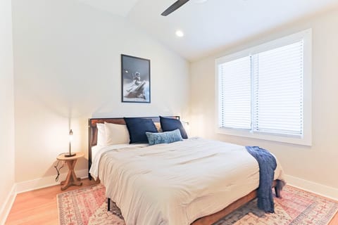 Bright, inviting bedroom with crisp linens and deep navy accents. 🛏️
