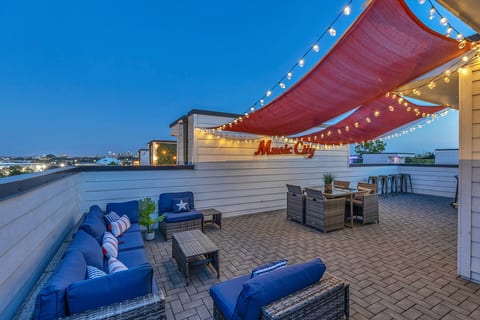 Relax and catch up with friends with a Nashville view.