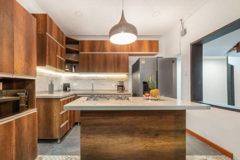 Casa Madera Parque Lleras with private Jacuzzi