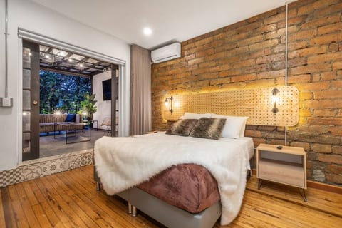 Casa Madera Parque Lleras with private Jacuzzi