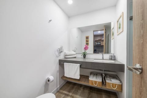 Go Living & Suites - 1316