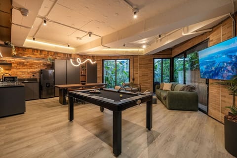 Luxury 3BR Apt with private Jacuzzi & Pool table