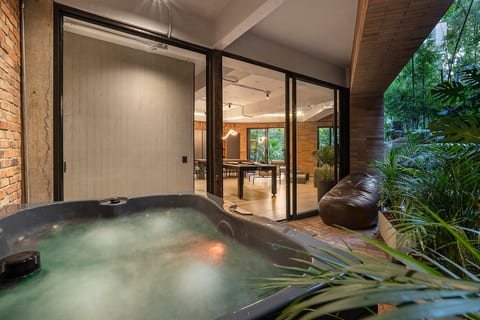 Luxury 3BR Apt with private Jacuzzi & Pool table