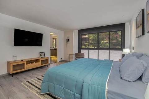 301 - Luxury 3BR Retreat, Private Jacuzzi, Nightclub & AC