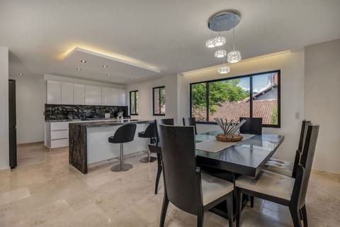 301 - Luxury 3BR Retreat, Private Jacuzzi, Nightclub & AC