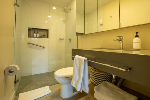 Go Living & Suites - 706