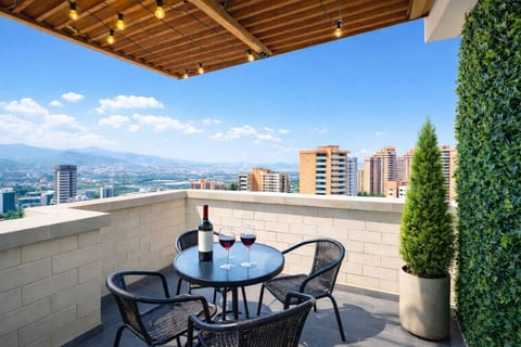 14th floor 3BR apt, city views and rooftop jacuzzi