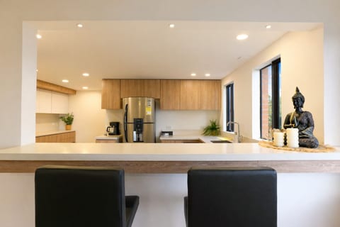 401 - Luxury 4BR Retreat with Private Bathtub and AC