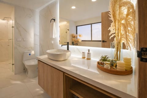 401 - Luxury 4BR Retreat with Private Bathtub and AC
