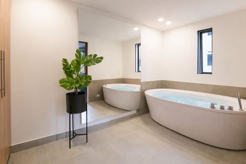 401 - Luxury 4BR Retreat with Private Bathtub and AC