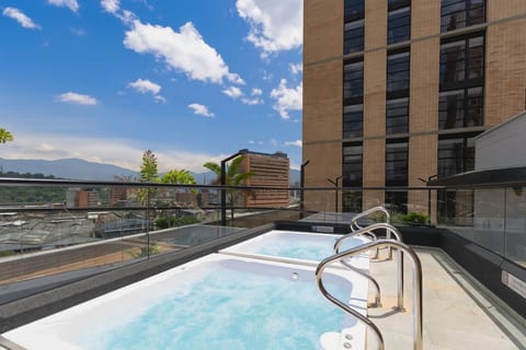 Metropolitan Living - 1BR