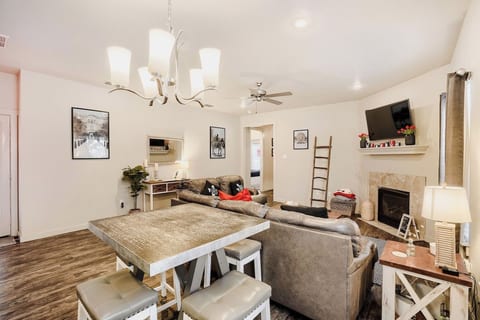 Guns Up Getaway N. Overton. Spacious 3-3 with optional studio. Walk to campus.