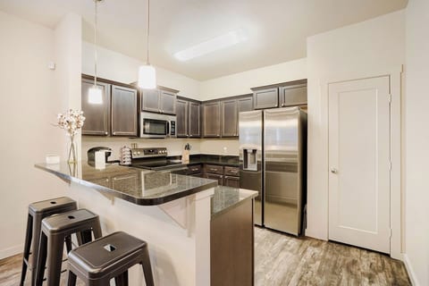 Guns Up Getaway N. Overton. Spacious 3-3 with optional studio. Walk to campus.