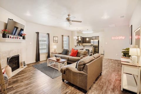 Guns Up Getaway N. Overton. Spacious 3-3 with optional studio. Walk to campus.