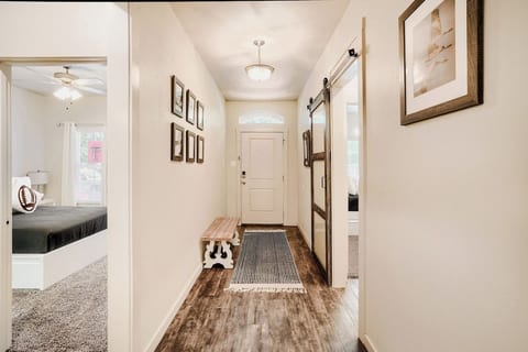 Guns Up Getaway N. Overton. Spacious 3-3 with optional studio. Walk to campus.