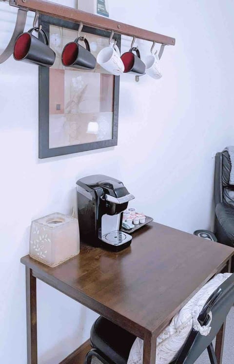Walkable Uptown area, King bed. Quiet & Private image 5