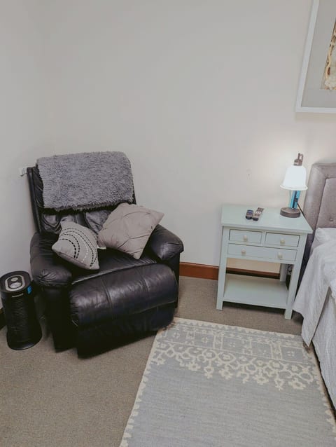 Walkable Uptown area, King bed. Quiet & Private image 4