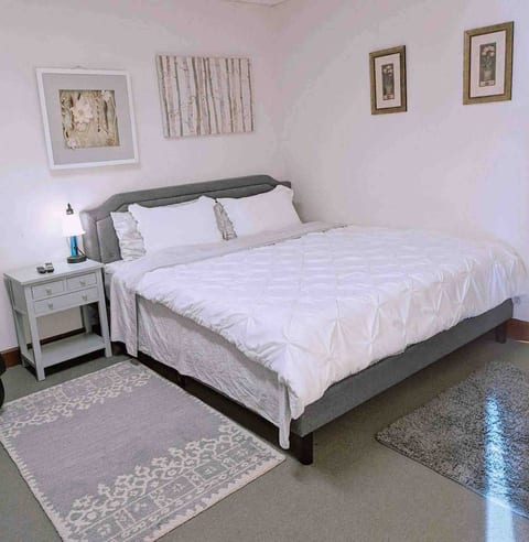 Walkable Uptown area, King bed. Quiet & Private image 2